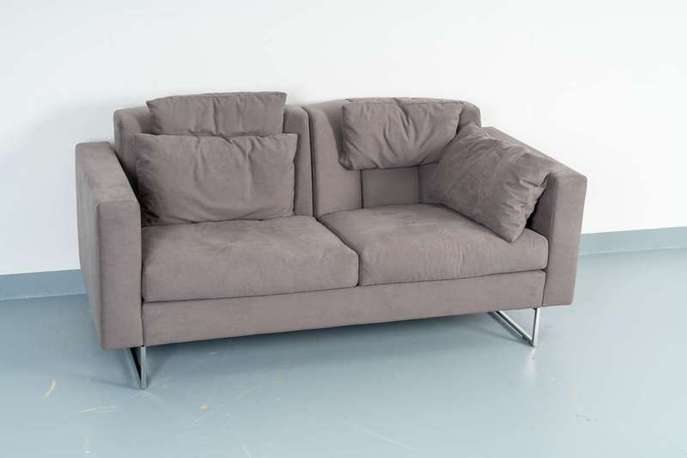 Sofa embrace 2s, Rücken höhenverstellbar, Stoffbezug von der Möbelmarke Brühl