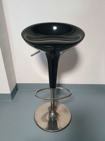 Barhocker BOMBO, geschwungene Sitzschale aus Kunststoff, Farbe: schwarz hochglanz, von der Möbelmarke Magis