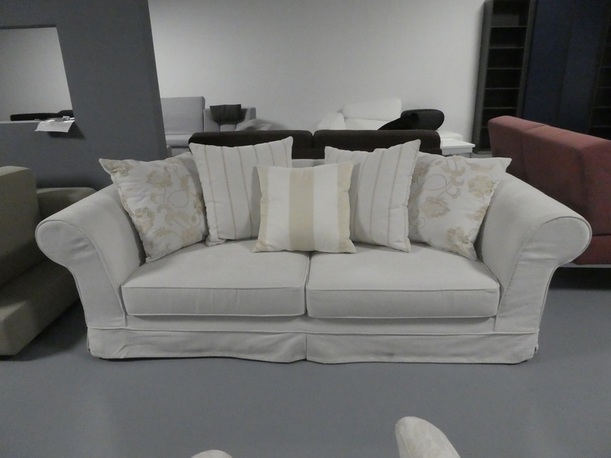 3  Sitzer Sofa, Stoffbezug mit Schürze, inkl. Kissen von der Möbelmarke Ditre Italia