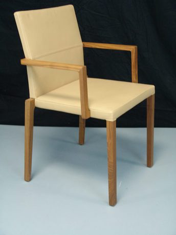 Lederstuhl-Set BALTAS, 2 x mit- 4 x ohne Armlehnen, Nussbaumgestell von der Möbelmarke KFF