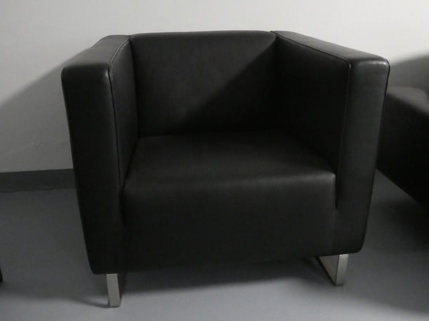 Sessel CHAT, Leder schwarz, Kufen: Edelstahl gebürstet von der Möbelmarke Möller Design