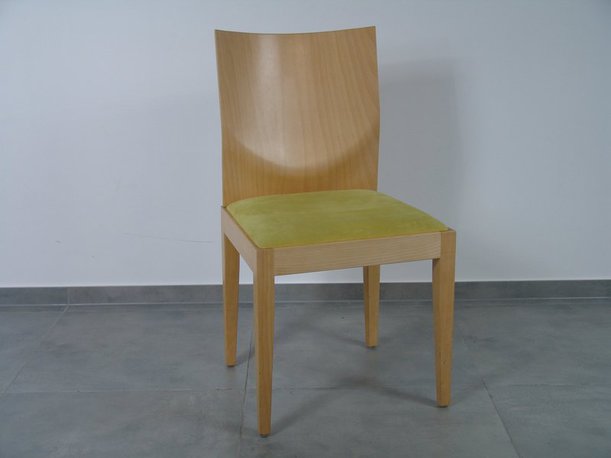 Stuhl GLOOH, Gestell + Rücken: Eiche, Sitz: Microfaser grün von der Möbelmarke KFF