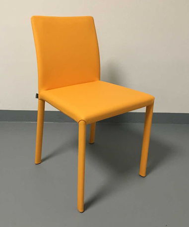 Stuhl CARLA mandarin von der Möbelmarke Jan Kurtz