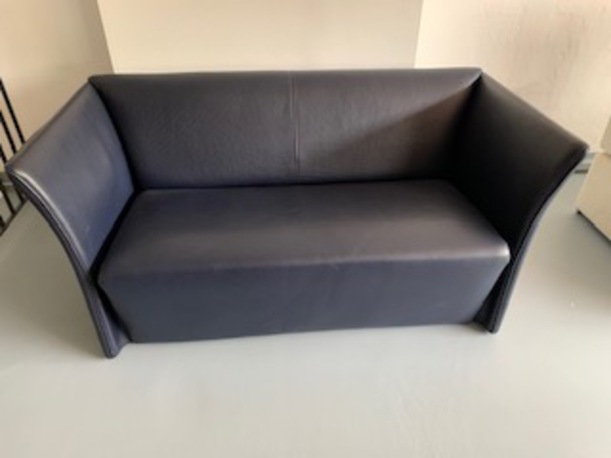 Sofa Magnat, Bezug: Leder, Farbe: blau von der Möbelmarke Brühl