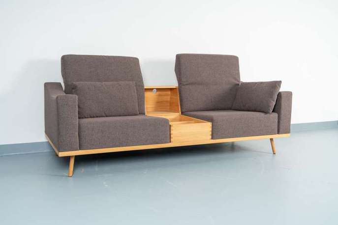 Sofa deep space mit Tischcontainer, Stoffbezug, Eiche hell geölt von der Möbelmarke Brühl