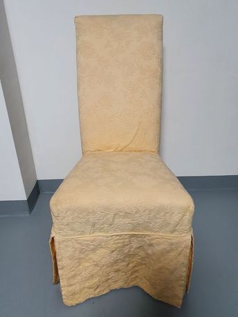 Hussenstuhl, Stoff mit Muster, Farbe: vanillegelb, Holzfüße von der Möbelmarke Tetrad