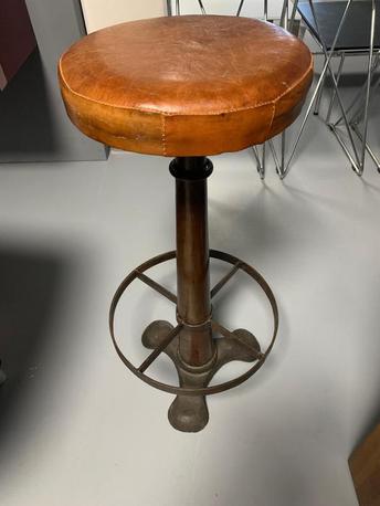 Barhocker im Industrial Style, Sitz drehbar/höhenverstellbar von der Möbelmarke M Design