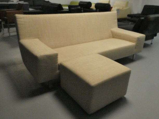 Sofa NIKA, 3 -Sitzer mit Hocker, Stoffbezug Brianza von der Möbelmarke Montis